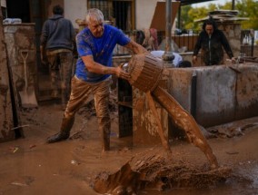 世纪大洪水造成至少95人死亡，西班牙正在搜寻尸体