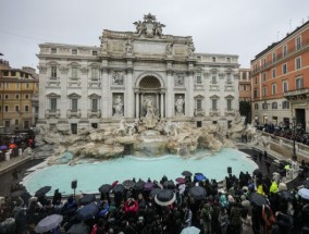 罗马标志性的特莱维喷泉（Trevi Fountain）在经过修缮后重新开放，以迎接禧年（Jubilee Holy Year）